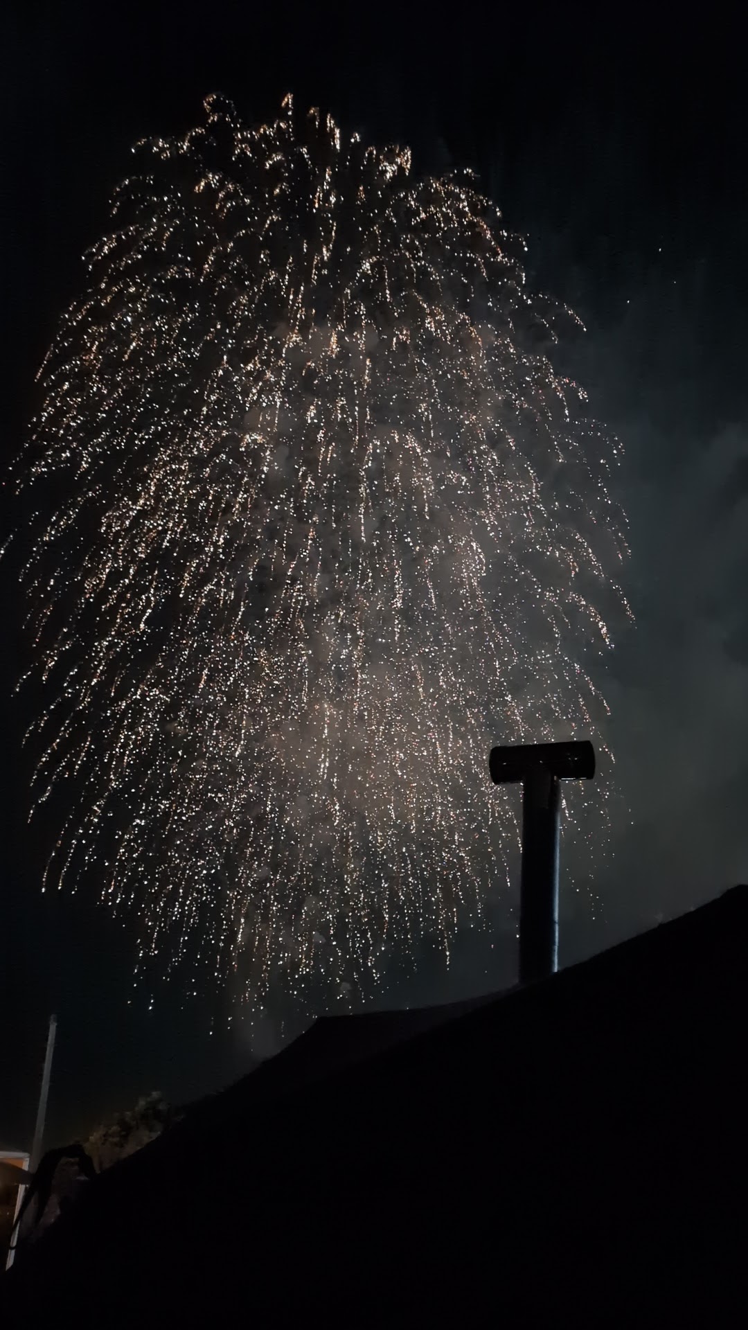 夜のイベント会場のテントサウナと花火